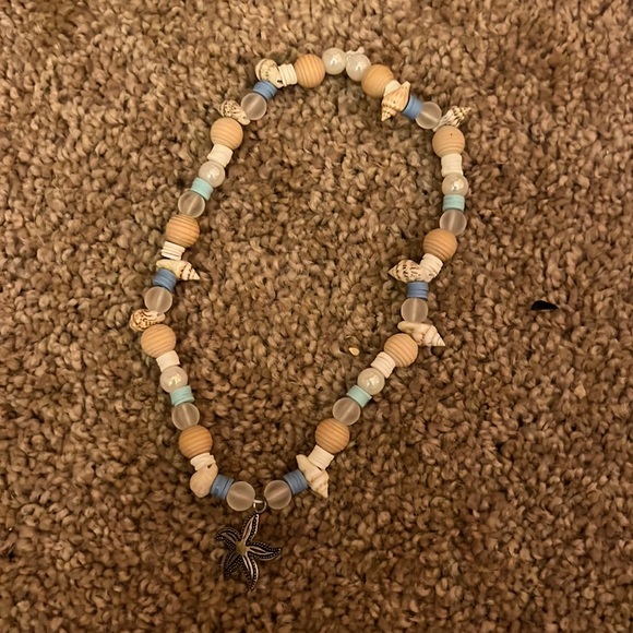 A necklace - Picture 1 of 2